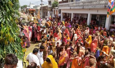 डेलास में बाबारामदेव की शोभायात्रा निकाली, मंदिर पर चढ़ाया निशान