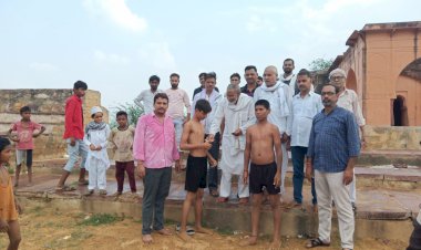 कामसेन स्टेडियम में कराया ध्वजारोहण, बाल कुश्ती कराकर निभाई परंपरा