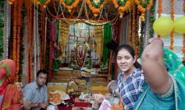 गणेश चतुर्थी पर गणेश मंदिर पर सजाई गई फूल बंगला झांकी