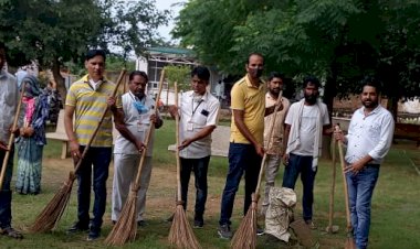 उदयपुरवाटी में सत्याग्रह सप्ताह के तीसरे दिन आजादी में गांधीजी के योगदान पर अस्पताल परिसर में की साफ-सफाई