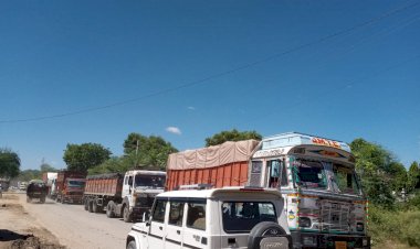 गहरे गड्ढो में बस फंसने से लगा जाम, ग्रामीणों ने की समस्या के समाधान की मांग