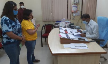 श्वानों को अन्यत्र विस्थापित किये जाने के विरोध में कलेक्टर को दिया ज्ञापन