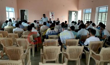 कोरोना अभी गया नहीं अधिकारी सहित कर्मचारियों के मुंह से भी मास्क हुआ गायब
