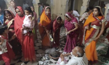 कठूमर के आदिनाथ व पारसनाथ जैन मंदिर मे धूपदशमी उत्सव पर जैन धर्मावलियाे ने धूप खेई