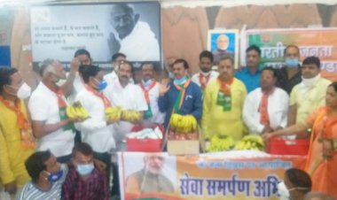 रोगियों की सेवा में फल एवं दूध वितरण कर मनाया प्रधानमंत्री नरेंद्र मोदी का जन्म दिवस