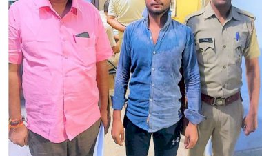 पुलिस ने अवैध रूप शराब ले जाते एक युवक को गिरफ्तार कर 63 देशी शराब के पव्वे जप्त