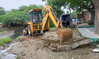 कठेरा चौथ में जेसीबी की सहायता से ग्राम पंचायत प्रशासन ने हटवाए पोखर के रास्ते से पक्के अतिक्रमण