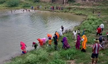 जलझूलनी ग्यारस पर ठाकुरजी को पालकी में स्नान के लिए पहुंची तालाब किनारे
