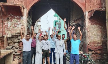 अतिक्रमणों से घिरा एतिहासिक लाल दरवाजा, स्थानीय लोगो ने की सुरक्षा की मांग