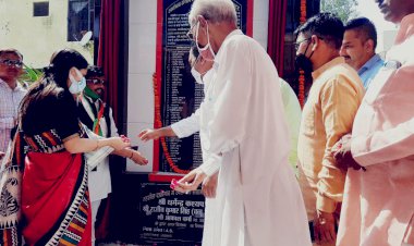 दातागंज तहसील परिसर में स्वतंत्रता संग्राम सेनानी स्मृति पट्टिका सिलापट का हुआ उद्घाटन