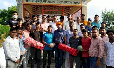 संतोषदेवी चैरिटेबल ट्रस्ट जखराना ने ग्रामीण युवाओं को बांटे खेल किट