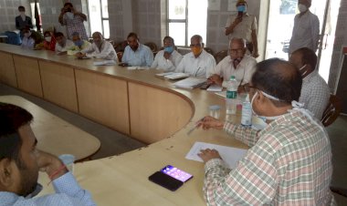 प्रशासन गावों के संग अभियान को लेकर जिला कलेक्टर ने अधिकारियों व कर्मचारियों से बैठक की