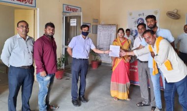 11 सूत्री मांगों को लेकर ग्राम विकास अधिकारियों ने राजस्व ग्राम सभाओ का वहिस्कार कर दिया एस डी एम और विकास अधिकारी को दिए आग्रह पत्र