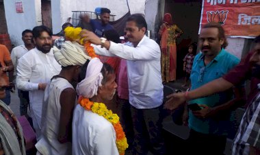 सेवा एवं समर्पण अभियान के तहत गाडोलिया लोहार परिवारों का सम्मान कर मिठाई खिलाई