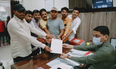 ईमित्र संचालक से हुई लूट के विरोध में एसडीएम को सौंपा ज्ञापन