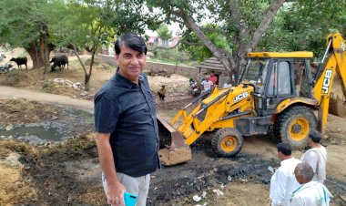 कालवाड़ी में सरकारी भूमि पर हो रहे अतिक्रमण को विकास अधिकारी ने jcb की सहायता से हटवाया,भूमि पर होगा शौचालय का निर्माण