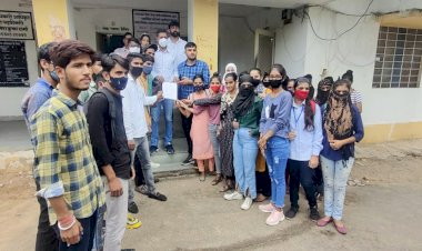 महाविद्यालय की बिल्डिंग एवं लेक्चरर की समुचित व्यवस्थाएं करने की मांग