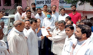 मँहगाई ,बेरोजगारी ,किसान एंव श्रमिक विरोधी कानून को लेकर उपखंड अधिकारी को सौंपा ज्ञापन