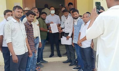 आवारा सांड की लड़ाई में दो पहिया वाहन चालक हो रहे घायल, सर्व समाज ने उपखंड अधिकारी को सौंपा ज्ञापन
