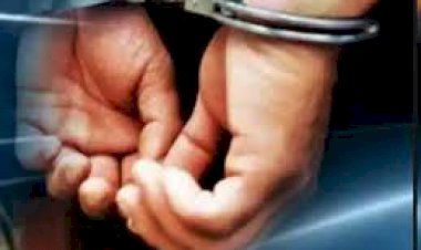 लूटपाट के आरोपियो से जेल में मिलने गया स्थाई वांरटी पुलिस दबोचा