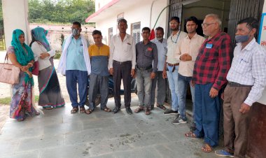 लक्ष्मणगढ़ पंचायत समिति विकास अधिकारी दिनेश चंद शर्मा की कार्यशैली में बदलाव के लिए  सद्बुद्धि  प्रार्थना कर भवन की साफ सफाई करते हुए पवित्र गंगाजल का छिड़काव