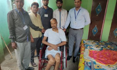 सामाजिक न्याय एवं अधिकारिता विभाग के निदेशक ने ग्राम भरीथल के जरूरतमंद को सौंपी व्हीलचेयर