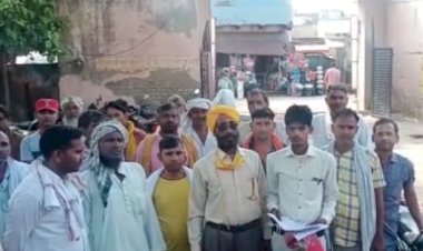 राजीव गांधी सेवा केंद्र प्रहरियों ने विकास अधिकारी को सौंपा ज्ञापन