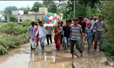 ग्राम पंचायत की अनदेखी के कारण, गन्दे पानी से होकर ले जानी पड़ रही शवयात्रा