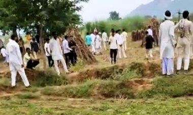 डाठेट गांव मे सरकारी पहाड की तलहटी में खजाना मिलने का मामला