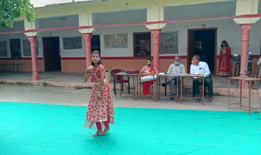 स्कूली छात्राओं ने देशभक्ति गीतों पर किया  नृत्य , विद्यालय में मनाया कला उत्सव