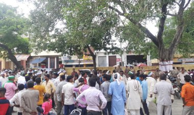 किसानों ने भारत बंद पर धरना प्रदर्शन कर उपजिलाधिकारी दातागंज को ज्ञापन सौंपा