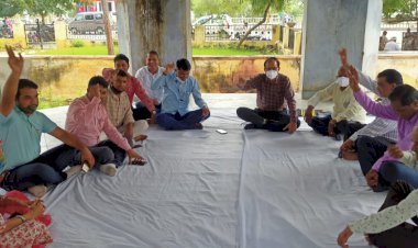 पेन डाउन रखकर उपखंड कार्यालय के बाहर राजस्व सेवा परिषद ने धरना दिया