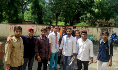 एन एस यू आई ने सीटे बढाने के लिए दिया ज्ञापन