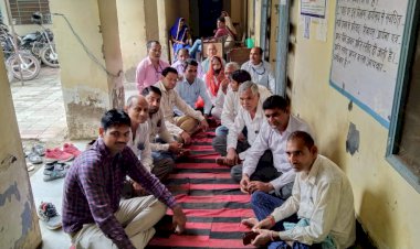राजस्व सेवा परिषद उपशाखा बहरोड़ ने किया पैन डाउन धरना प्रदर्शन