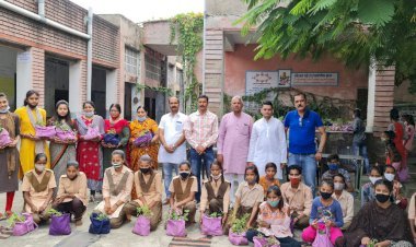 बच्चों को पौधा देकर पर्यावरण संरक्षण का दिया  संदेश, औषधीय गुण बता कर ली सार संभाल की जिम्मेदारी