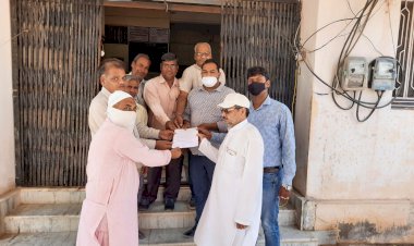 जिला रसद अधिकारी को बहाल करने की मांग को लेकर सौपा ज्ञापन