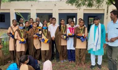 पिनान के सीनियर स्कूल मे कबड्डी खिलाड़ी छात्राओ को भामाशाह ने खेल यूनीफॉर्म की भेट