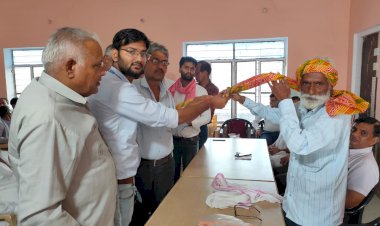 ग्राम विकास अधिकारी की सेवानिवृत्त पर किया सम्मान