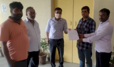बर्खास्त जिला रसद अधिकारी पचार को बहाल करने की मांग को लेकर राशन डीलरो ने सौंपा ज्ञापन