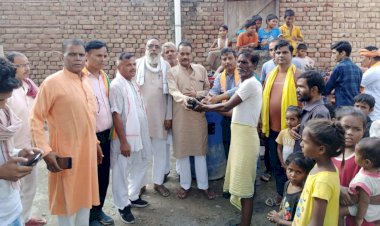 डॉ दिगंबर सिंह के जन्म दिवस पर भाजपा कार्यकर्ताओं ने हरिजन बस्ती में बांटे फल