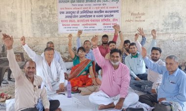 11 सूत्री मांगों को लेकर ग्राम विकास अधिकारियों ने पंचायत समिति मुख्यालय पर किया धरना और बिरोध प्रदर्शन