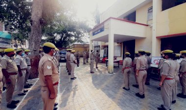 गांधी व शास्त्री के जन्मदिन के अवसर पर दातागंज कोतवाली में हुआ ध्वजारोहण कार्यक्रम