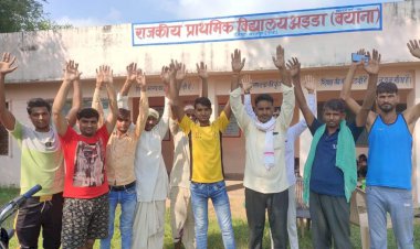 ग्रामीणों ने स्कूल क्रमोन्नत व सडक मरम्मत की मांग को लेकर किया प्रदर्शन