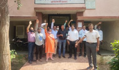 एसडीएम की अभद्रता के विरोध में राजकीय स्नातकोत्तर महाविद्यालय थानागाजी के शिक्षकों व कर्मचारियों ने हाथ पर काली पट्टी बांध कर कार्य किया