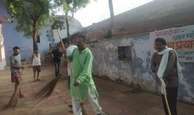 आजादी के अमृत महोत्सव पर पालिकाध्यक्ष ने लगाया झाडू