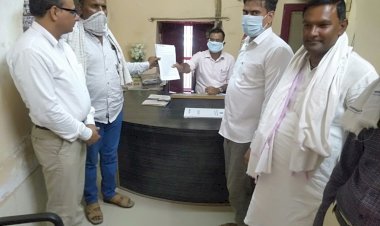 बेशकीमती जमीन को लेकर भू-माफिया व असामाजिक तत्वों के खिलाफ जिला कलेक्टर के नाम सौपा ज्ञापन