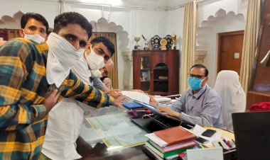 पार्षदों ने जिला कलेक्टर को दिया ज्ञापन