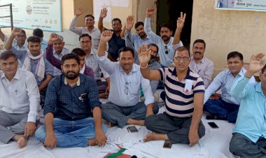 बयाना में तीसरे दिन भी अनिश्चितकालीन धरने पर बैठे राजस्व अधिकारी कर्मचारी