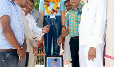 कासनी में शहीद सतीश खांडा की मूर्ति का अनावरण