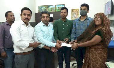 स्व. डॉ. श्रवन सैनी के परिजनों को फार्मा कंपनी द्वारा किया ₹5 लाख का चेक भेंट